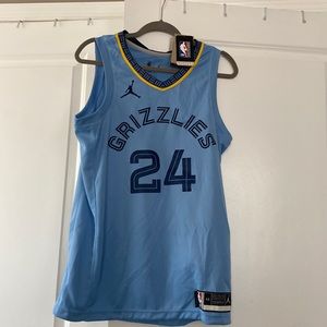 Medium grizzlies jersey. NWT